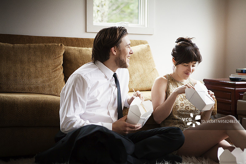 一对愉快的夫妇坐在家里的地毯上图片素材