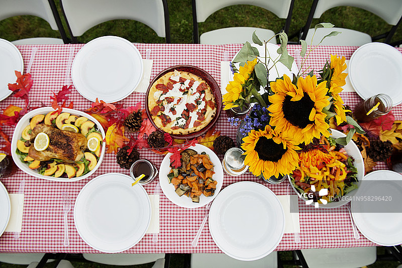 高角度的食物服务在野餐桌上图片素材