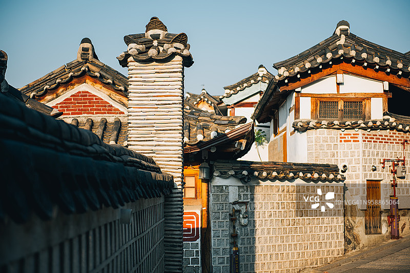 日出时北川韩屋村街道，韩国首尔图片素材