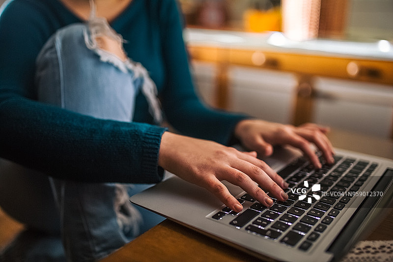 女人在电脑键盘上打字的手图片素材