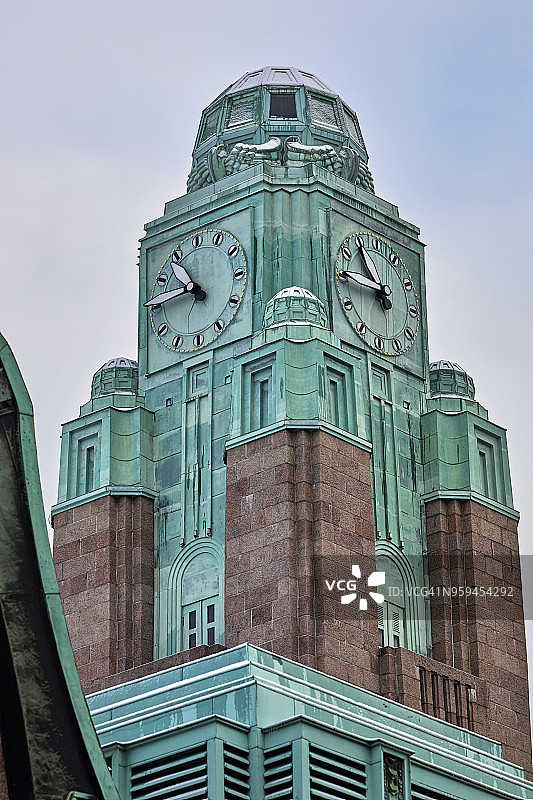 芬兰赫尔辛基中央车站钟楼上有雪图片素材