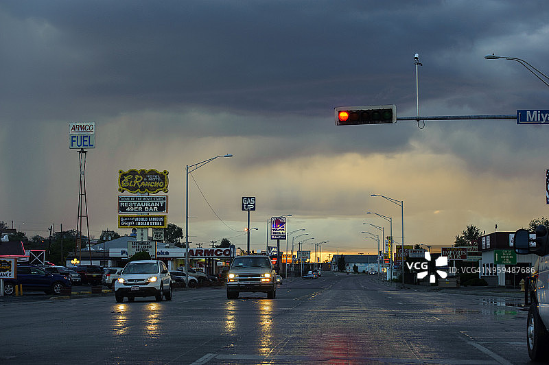 美国新墨西哥州盖洛普市的城市街道和交通图片素材