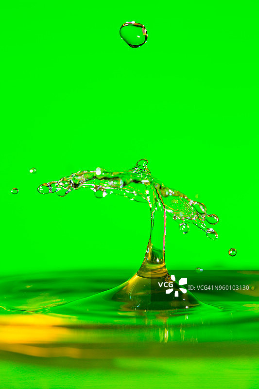 绿色背景上的水滴图片素材