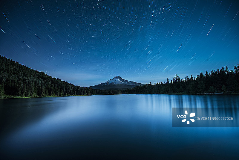 在夜晚，胡德山对着星迹的延龄湖的壮丽景色图片素材