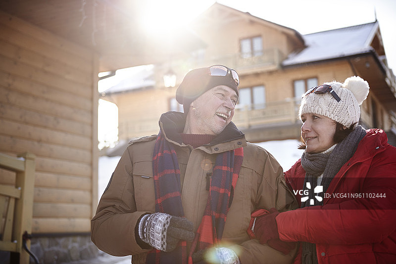 冬天的山村里，一对幸福成熟的夫妇图片素材