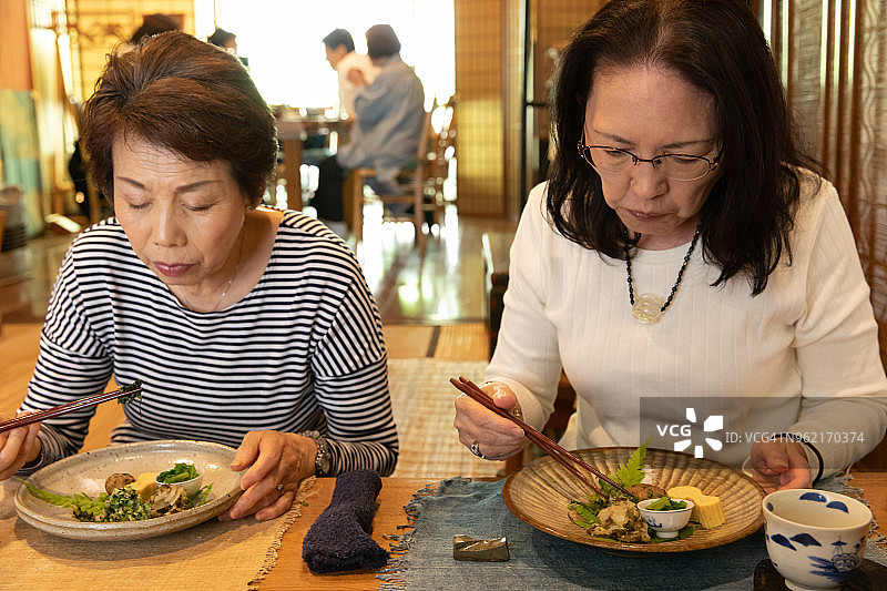 在餐馆吃饭的日本老年妇女图片素材