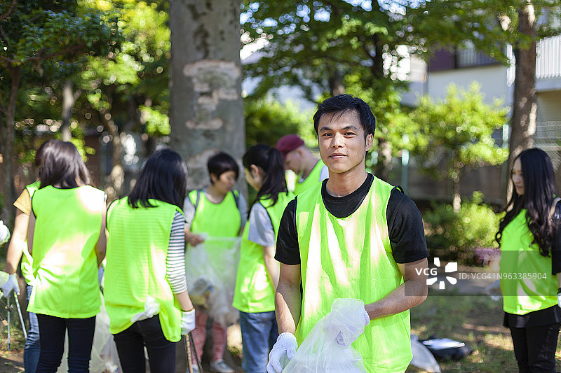东京公园男志愿者的肖像图片素材
