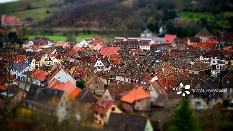 倾斜鸟瞰图小村庄Andlau在阿尔萨斯，法国图片素材