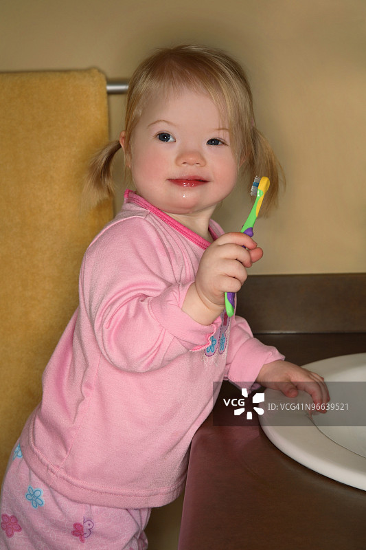 小女孩正在努力刷牙图片素材