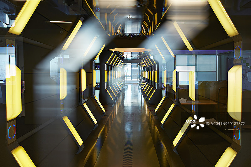 现代设计的宇宙飞船风格的办公大楼走廊的室内拍摄图片素材