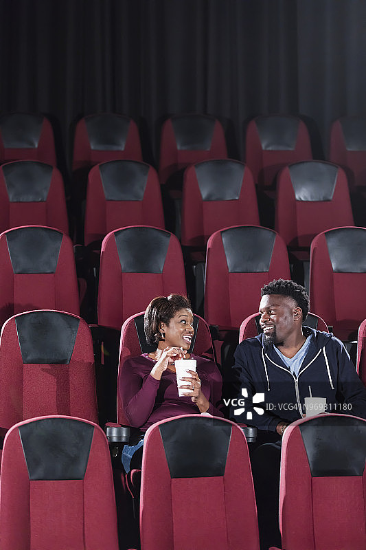 一对非裔美国人在电影院图片素材