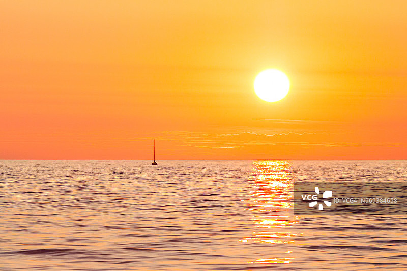 帆船在美丽的日落背景图片素材