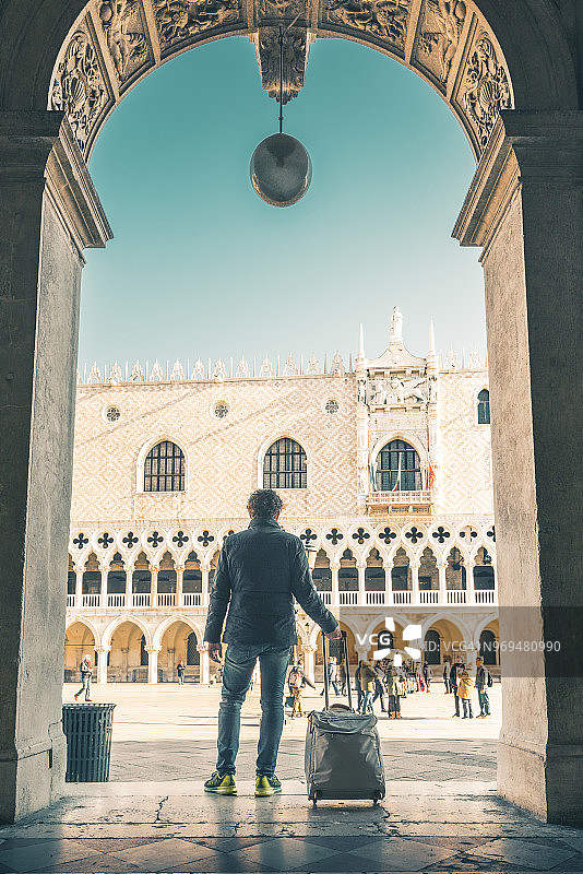 游客推着行李车在意大利威尼斯行走图片素材