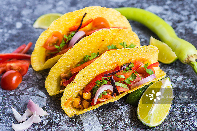 新鲜玉米饼在贝壳多彩的墨西哥食物图片素材