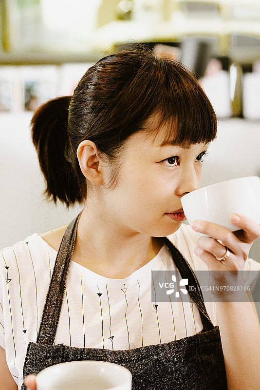 咖啡味的日本人图片素材