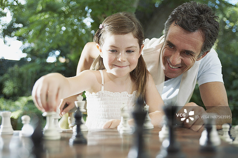 父亲和女儿在下棋图片素材