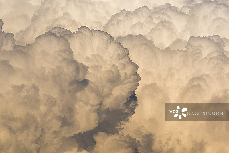 下午暴风雨云层的形成，马拉塔巴私人禁猎区，林波波，南非图片素材