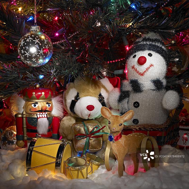 圣诞树下的玩具图片素材