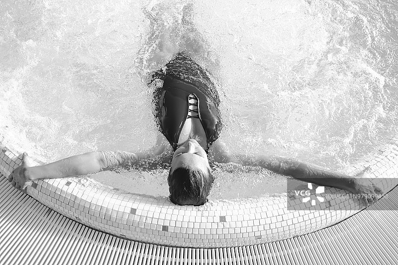 女人放松在一个水疗按摩池图片素材