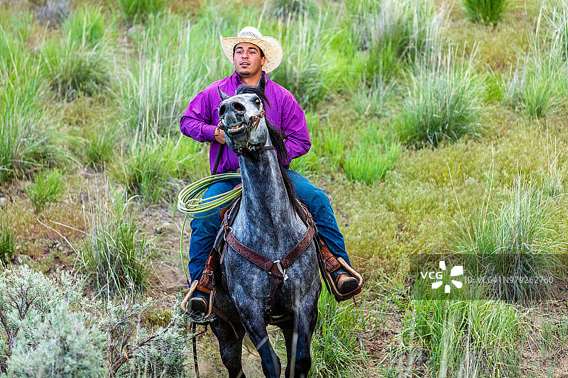 犹他州牛仔女牛仔西部户外和牛仔竞技会踩踏牧场骑马放牧家畜图片素材