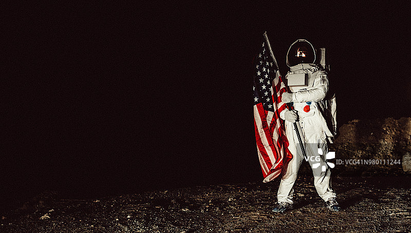 举着国旗的美国宇航员图片素材