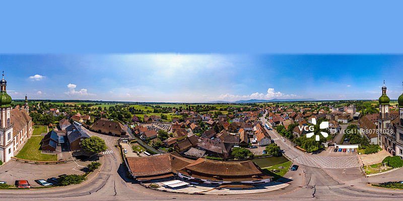 从无人机到Ebersmunster村的360度全景鸟瞰图，阿尔萨斯，法国图片素材