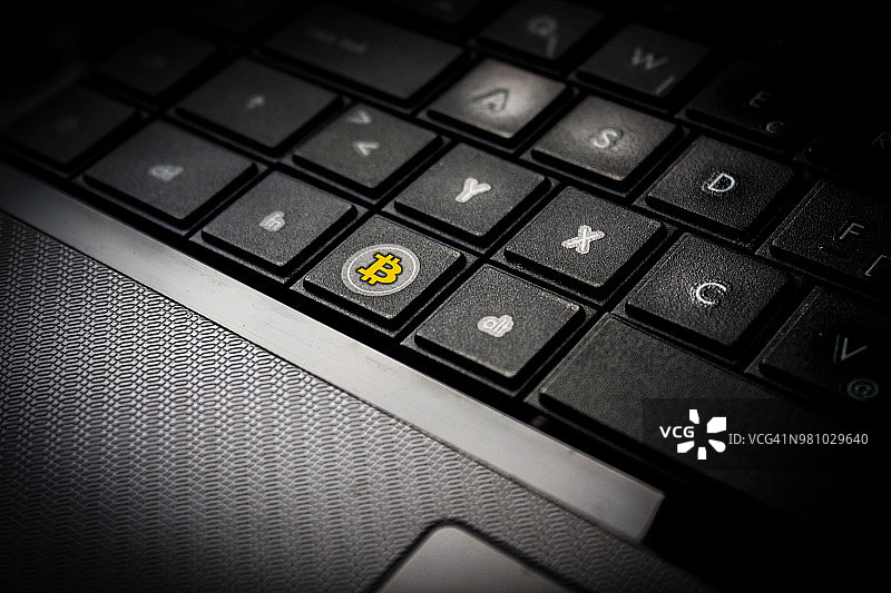 笔记本电脑键盘上的比特币加密货币键图片素材