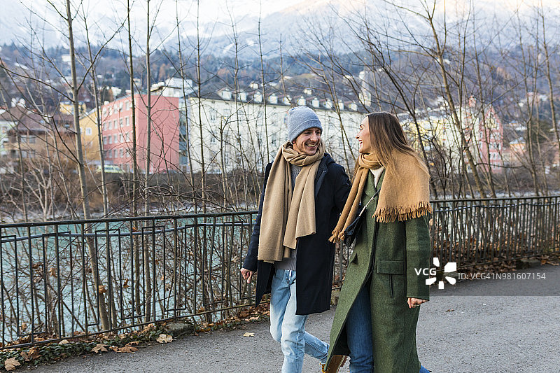 奥地利，因斯布鲁克，一对快乐的年轻情侣在冬天一起散步图片素材
