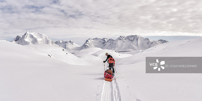 格陵兰，瑞士，阿尔卑斯山，库鲁苏克，塔西拉克，女滑雪旅行图片素材