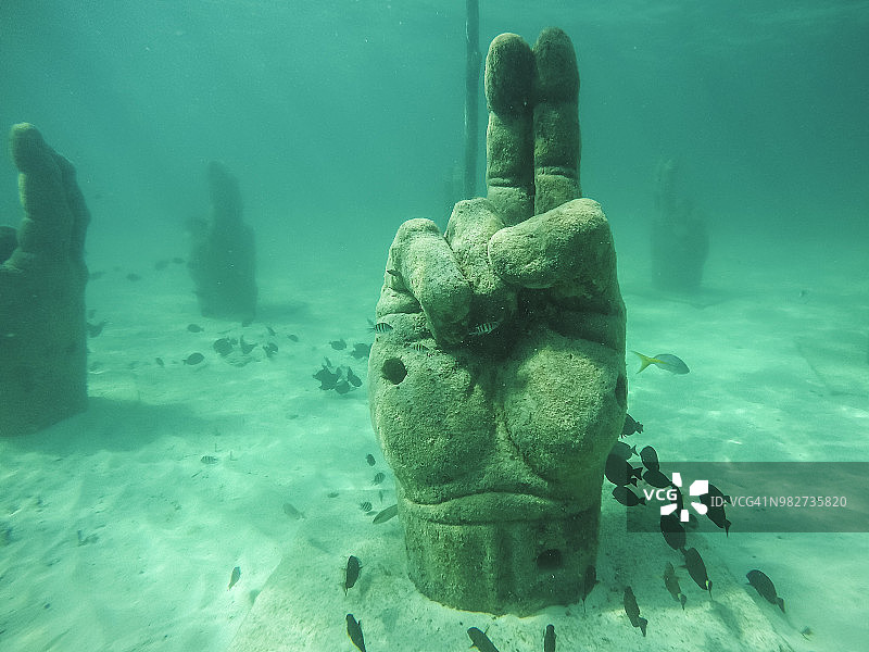 在墨西哥海岸浮潜时，石头手被设置在水下以吸引鱼类图片素材