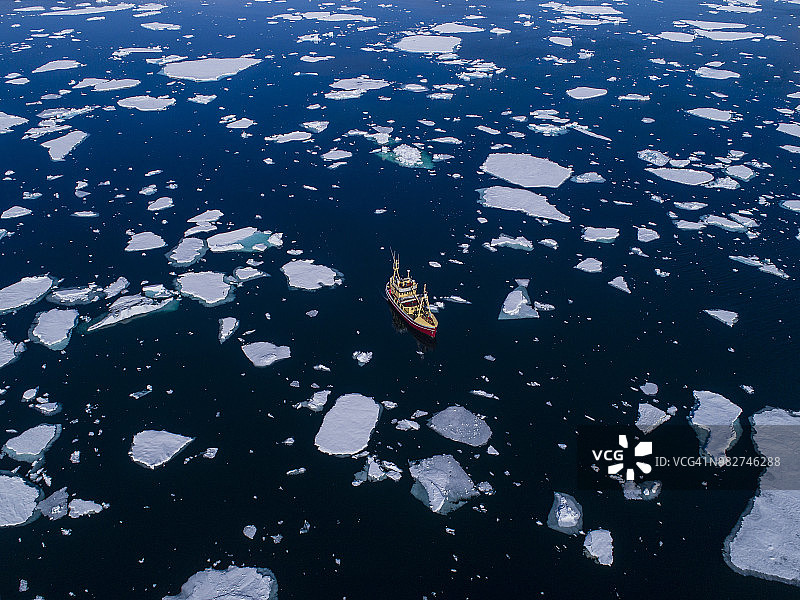 渔船鸟瞰图在北冰洋水域，斯匹次卑尔根群岛，斯瓦尔巴特群岛和Jan Mayen，挪威图片素材