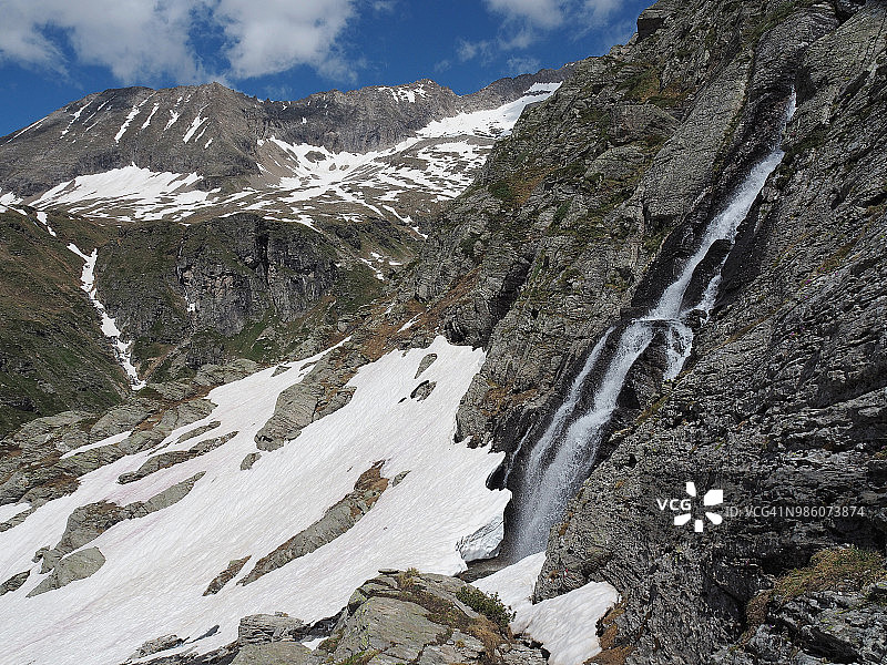 瀑布和雪沿徒步路线在福马扎山谷图片素材