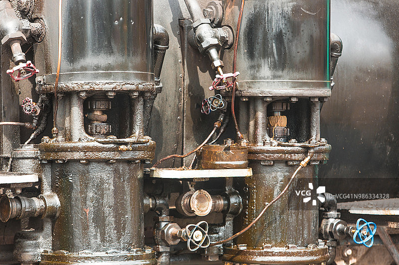 老式的蒸汽动力火车，蒸汽从它里面出来图片素材