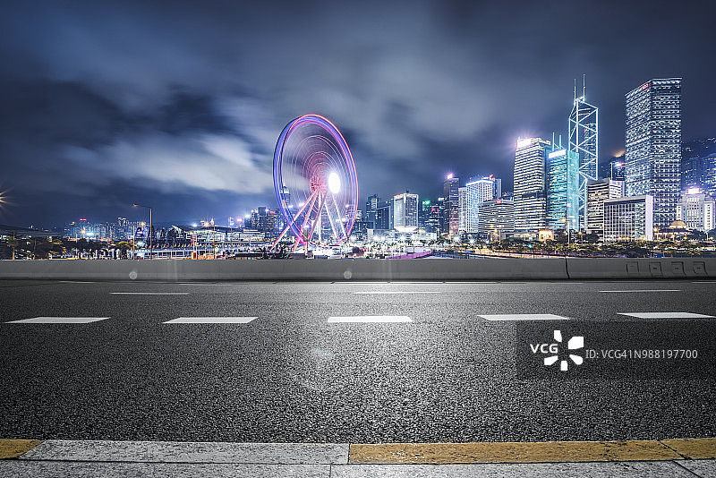 空空如也的高速公路，背景是香港维多利亚港图片素材