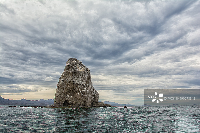 科尔特斯海的大岩石和鲈鱼图片素材