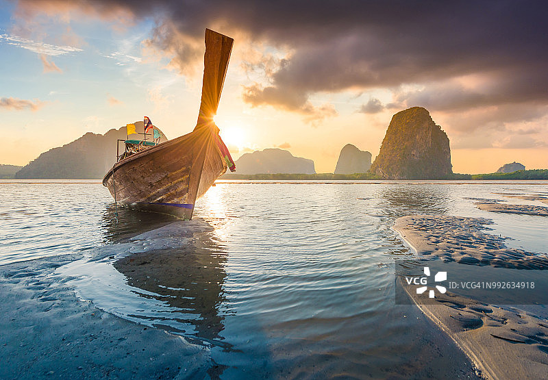 泰国南部的热带海滩和长尾船的全景拍摄图片素材