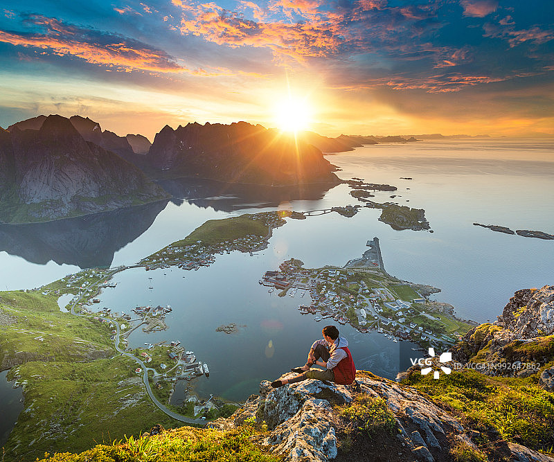 游客欣赏挪威罗浮敦群岛的夏日日落风景图片素材
