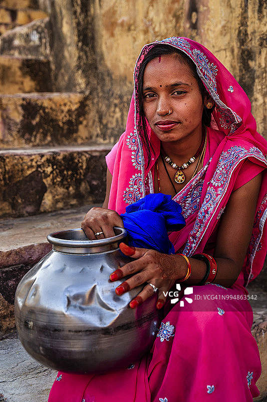一名印度妇女在斋浦尔附近的村庄休息图片素材