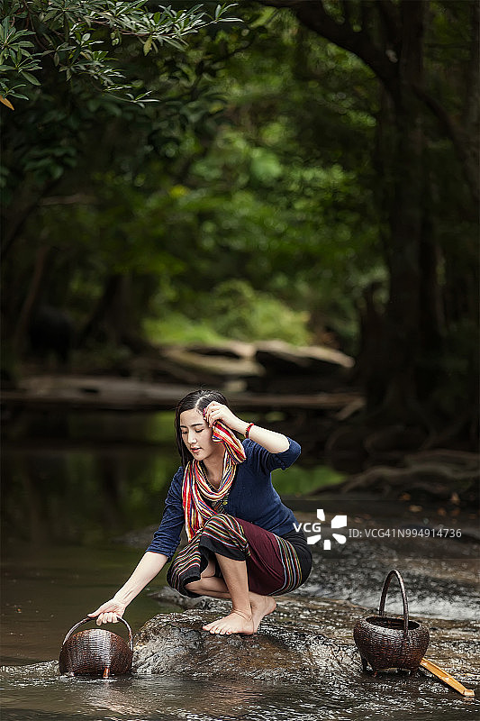 亚洲女性与自然在雨季图片素材