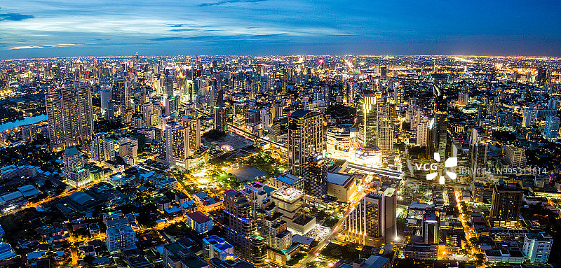鸟瞰图曼谷天际线和摩天大楼在素坤逸商业中心在首都。泰国曼谷阿索克路口的Benjasiri公园，现代城市和BTS空中列车的全景图片素材