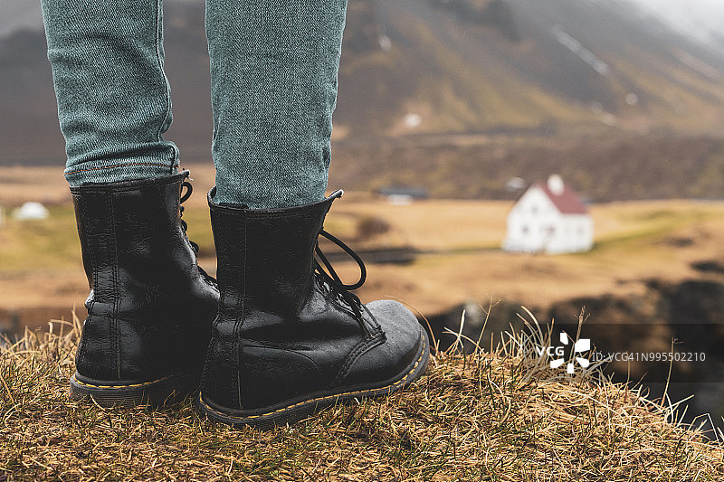冰岛，女人的腿站在山上图片素材