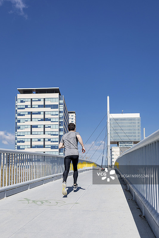在城市的一座桥上奔跑的花花公子图片素材