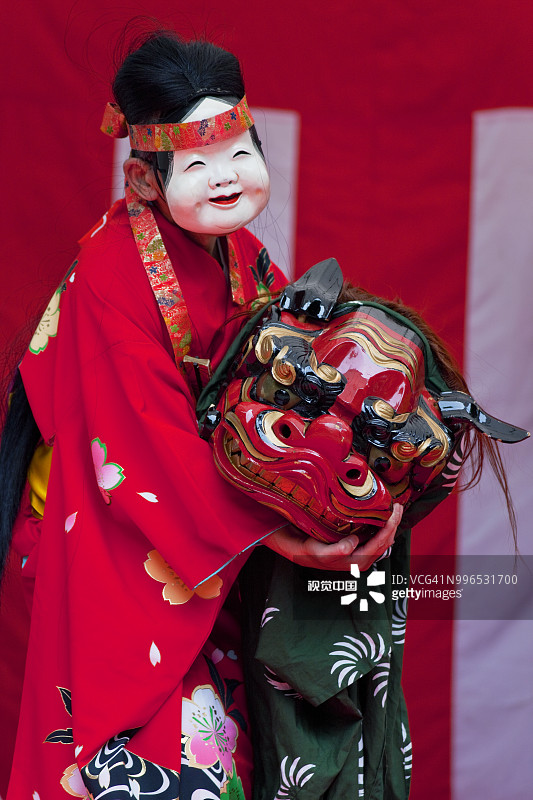 在日本东京的明治神宫，春节庆典上的滑稽面具舞者图片素材