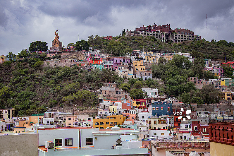 墨西哥瓜纳华托市五颜六色的建筑。图片素材