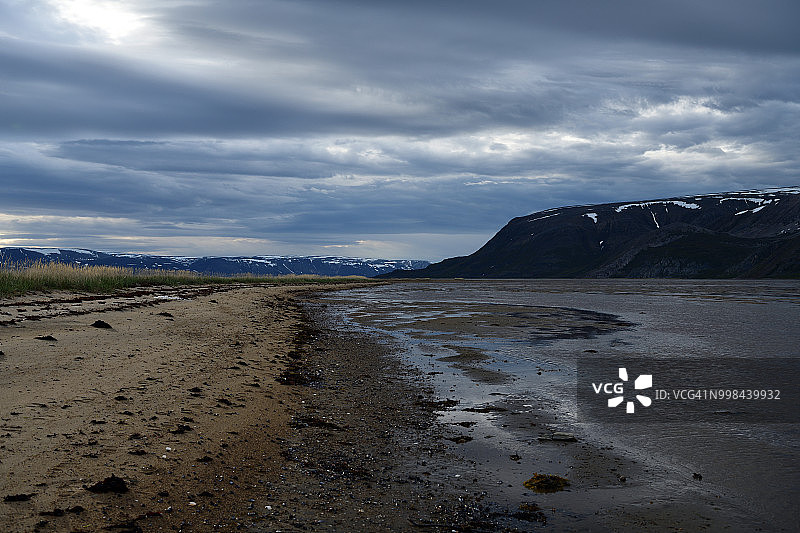 挪威北部奥斯特塔纳山和河口图片素材