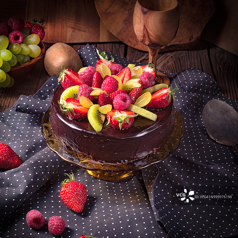 巧克力芝士蛋糕配水果图片素材