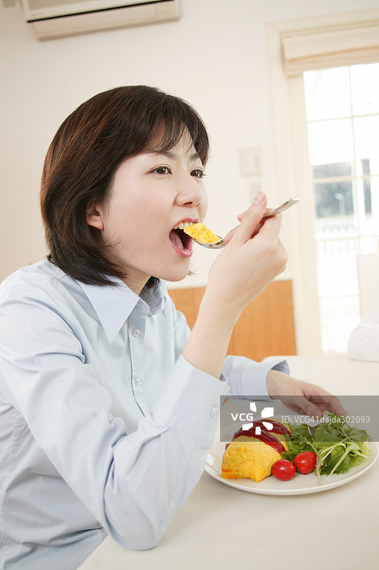 女人在吃饭图片素材