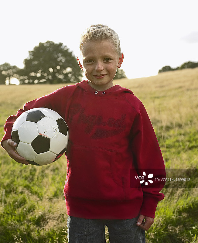 一个拿着足球的男孩的肖像图片素材