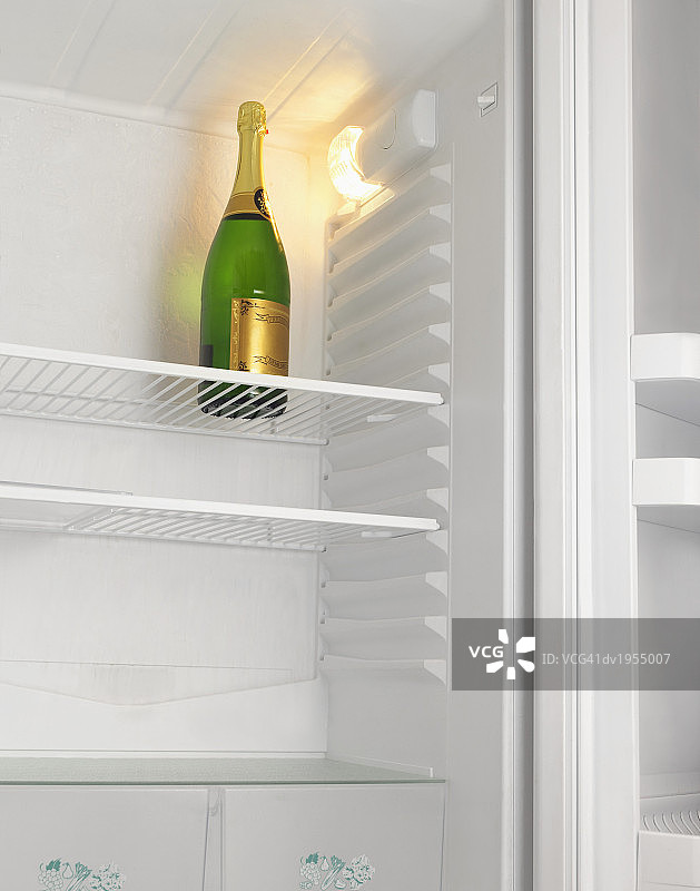 冰箱里的一瓶香槟图片素材