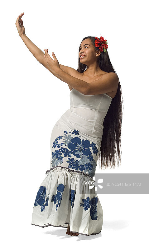 一位波利尼西亚少女穿着白色和蓝色的花裙子跳传统舞蹈图片素材